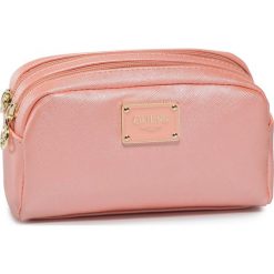 Kosmetyczka GUESS - Bahia Accesories PWBAHI P0273 Pch. Różowe kosmetyczki męskie Guess, z aplikacjami, ze skóry ekologicznej. W wyprzedaży za 149,00 zł.