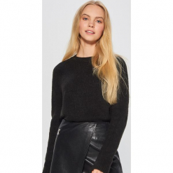 Sweter o klasycznym kroju - Czarny. Czarne swetry klasyczne damskie marki Cropp, l, z klasycznym kołnierzykiem. Za 79,99 zł.