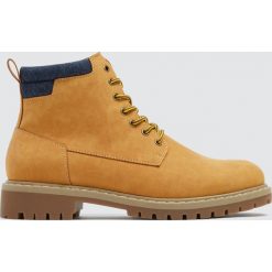 Wysokie buty z denimowym detalem. Brązowe botki męskie marki Pull&Bear, bez zapięcia. Za 199,00 zł.