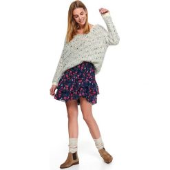 Damski sweter z dekoltem w serek. Białe swetry damskie Top Secret, na zimę, bez wzorów, z dzianiny, bez rękawów, bez kaptura. W wyprzedaży za 69,99 zł.