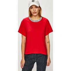Levi's - Top. Czerwone bluzki damskie marki Levi's®, s, z elastanu, casualowe, z okrągłym kołnierzem, z krótkim rękawem. Za 129,90 zł.