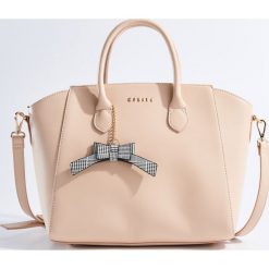 Torba City Bag z brelokiem - Kremowy. Białe torebki klasyczne damskie marki Mohito, z breloczkiem. W wyprzedaży za 59,99 zł.