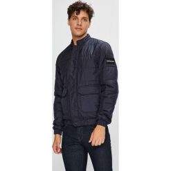Calvin Klein Jeans - Kurtka. Czarne płaszcze męskie Calvin Klein Jeans, m, bez wzorów, z poliesteru, krótkie, bez kaptura. W wyprzedaży za 499,90 zł.
