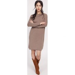 Sukienka dzianinowa do kolan mocca - l/xl. Sukienki damskie e-margeritka.pl, s, bez wzorów, z wiskozy, z długim rękawem, długie, bez kaptura. Za 184,99 zł.