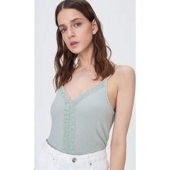 Top z koronką - Turkusowy. Niebieskie topy damskie Sinsay, s, w koronkowe wzory, z koronki, bez kołnierzyka. Za 19,99 zł.