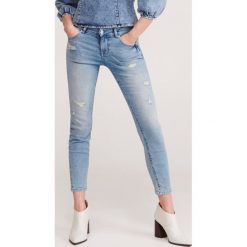 Jeansy slim z przetarciami - Niebieski. Niebieskie jeansy damskie Reserved. W wyprzedaży za 89,99 zł.