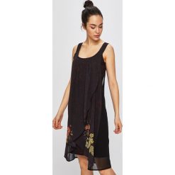 Desigual - Sukienka. Czarne sukienki damskie Desigual, na co dzień, s, bez wzorów, z elastanu, casualowe, z okrągłym kołnierzem, bez rękawów, mini, asymetryczne. W wyprzedaży za 199,90 zł.