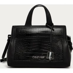 Calvin Klein - Torebka. Czarne torby damskie na zakupy Calvin Klein, w paski, z bawełny, na ramię, z aplikacjami. Za 799,90 zł.