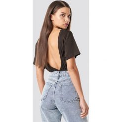 Bluzki, topy, tuniki: NA-KD Basic T-shirt z odkrytymi plecami - Brown