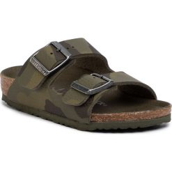 Klapki BIRKENSTOCK - Arizona Kids 1014586 M Desert Soil Camouflage Green. Zielone sandały chłopięce Birkenstock, ze skóry ekologicznej, bez zapięcia. Za 189,00 zł.