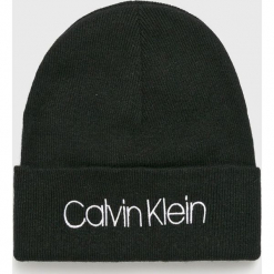 Calvin Klein - Czapka. Czarne czapki zimowe damskie Calvin Klein, na zimę, z dzianiny. Za 179,90 zł.