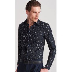 Koszula super slim fit - Czarny. Czarne koszule męskie Reserved, s, bez wzorów, bez kołnierzyka, bez rękawów. Za 89,99 zł.
