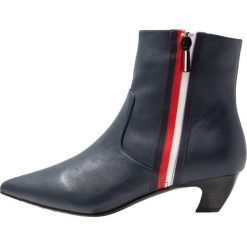 Xyxyx Botki navy. Niebieskie botki damskie skórzane marki xyxyx, klasyczne. Za 589,00 zł.