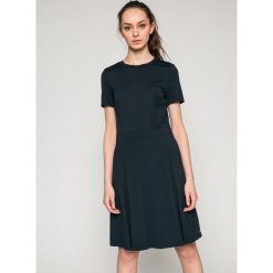 Tommy Hilfiger - Sukienka. Niebieskie sukienki damskie TOMMY HILFIGER, na co dzień, bez wzorów, z elastanu, casualowe, z okrągłym kołnierzem, z krótkim rękawem, krótkie, mini, proste. W wyprzedaży za 479,90 zł.