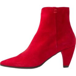 Maripé Botki rosso. Czerwone botki damskie marki Maripé, ze skóry, klasyczne, bez obcasa, bez zapięcia. Za 629,00 zł.