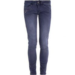 Freeman T. Porter CORALIE Jeansy Slim Fit blue nights. Niebieskie rurki damskie Freeman T. Porter. W wyprzedaży za 303,20 zł.