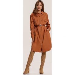 Camelowa Sukienka Iylah. Brązowe sukienki damskie Renee, s, bez wzorów, bez kołnierzyka, bez rękawów, mini. Za 139,99 zł.
