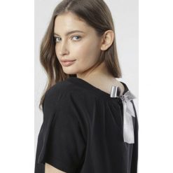Czarny T-shirt Pireino. Czarne bluzki damskie Born2be, xl, bez wzorów, z dzianiny, z okrągłym kołnierzem. Za 54,99 zł.