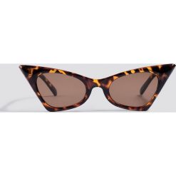 NA-KD Accessories Okulary przeciwsłoneczne Sharp Top Cat Ey - Brown. Brązowe okulary przeciwsłoneczne damskie marki NA-KD Accessories, bez wzorów, bez kołnierzyka. W wyprzedaży za 31,77 zł.