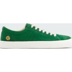 Zielone tenisówki z naszywką na zapiętku. Zielone buty skate męskie marki Pull&Bear, z aplikacjami. Za 99,90 zł.