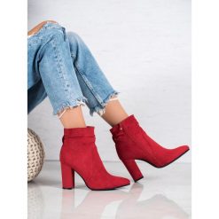 ZAMSZOWE BOTKI NA SŁUPKU. Botki damskie Ideal Shoes, z zamszu, bez obcasa, na słupku, bez zapięcia. Za 107,90 zł.