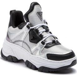 Sneakersy GUESS - Blushy FL5BLU FAB12 SILVE. Szare półbuty damskie skórzane Guess, z aplikacjami, bez obcasa, na obcasie, bez zapięcia. W wyprzedaży za 409,00 zł.