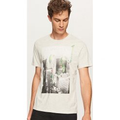 T-shirt z grafiką - Jasny szar. Szare t-shirty męskie Reserved, l. Za 29,99 zł.
