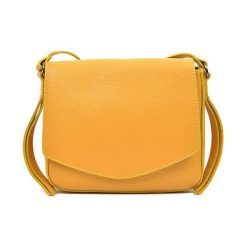 Skórzana torebka w kolorze żółtym - (S)22 x (W)18,5 x (G)8,5 cm. Żółte torebki klasyczne damskie marki Wiosenny MUST HAVE, w paski, ze skóry, na ramię, bez dodatków. W wyprzedaży za 209,95 zł.