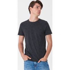 T-shirt z nadrukiem Wilk i zając - Szary. Szare t-shirty męskie House, s, z nadrukiem, bez kołnierzyka. Za 59,99 zł.