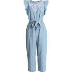 Vince Camuto EMBROIDERED TIE WAIST Kombinezon ice lagoon. Niebieskie kombinezony damskie marki Vince Camuto, xl, z bawełny. Za 639,00 zł.