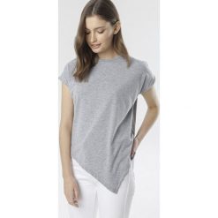 Szary T-shirt Pherogenia. Szare bluzki damskie Born2be, xl, bez wzorów, z jeansu, z okrągłym kołnierzem, z krótkim rękawem. Za 54,99 zł.