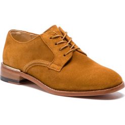 Oxfordy CLARKS - Ellis Scarlett 261420654 Ochre Suede. Pomarańczowe półbuty damskie Clarks, bez obcasa, na obcasie, bez zapięcia. W wyprzedaży za 319,00 zł.