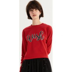 Bluza z połyskującym napisem - Czerwony. Czerwone bluzy damskie marki Sinsay, l, z napisami. Za 39,99 zł.