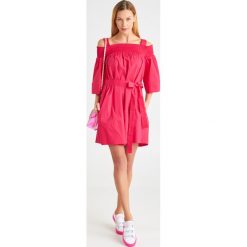 SUKIENKA twinset. Różowe sukienki damskie Twinset, na imprezę, w paski, z tkaniny, z włoskim kołnierzykiem, bez rękawów, mini. Za 809,00 zł.