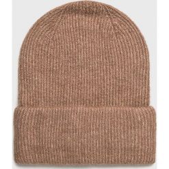 Pieces - Czapka Josefine. Brązowe czapki damskie marki Pieces, na zimę, bez wzorów, z elastanu. W wyprzedaży za 59,90 zł.