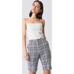 NA-KD Classic Szorty bermudy w kratkę - Grey. Szare szorty damskie NA-KD Classic, w kratkę, z podwyższonym stanem. W wyprzedaży za 48,78 zł.