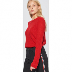 Sweter basic - Czerwony. Czerwone swetry klasyczne damskie marki Cropp, l. Za 49,99 zł.