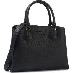 Torebka DKNY - Noho-Md Trple Compt R91DHA75 Blk/Vicuna BVJ. Czarne torebki klasyczne damskie DKNY, bez wzorów, ze skóry, klasyczne, duże, bez dodatków. Za 1199,00 zł.