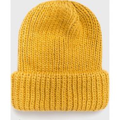 Pieces - Czapka. Pomarańczowe czapki zimowe damskie Pieces, na zimę, z dzianiny. W wyprzedaży za 49,90 zł.