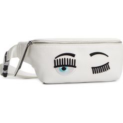 Saszetka nerka CHIARA FERRAGNI - 19PE-CFBB006 Bianco. Białe saszetki damskie marki Chiara Ferragni, ze skóry ekologicznej. Za 579,00 zł.