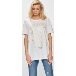 Trussardi Jeans - Top. Białe bluzki damskie marki Trussardi Jeans, s, z nadrukiem, z bawełny, z okrągłym kołnierzem. W wyprzedaży za 129,90 zł.