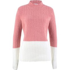 Sweter ze stójką bonprix dymny jasnoróżowy - biel wełny. Różowe swetry damskie bonprix, bez wzorów, z wełny, bez rękawów, bez kaptura. Za 69,99 zł.
