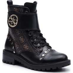 Trapery GUESS - Heathir2 FL7HT2 FAL10 BLKBR. Czarne trapery damskie Guess, ze skóry ekologicznej, klasyczne, bez obcasa, bez zapięcia. Za 719,00 zł.