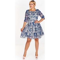 Sukienka w kwiaty z rozkloszowanym dołem kremowy. Białe sukienki damskie N/A, plus size, w kwiaty, z elastanu, bez kołnierzyka, plus size, bez rękawów, rozkloszowane. Za 297,59 zł.