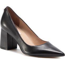 Półbuty GUESS - Zacki FL7ZAI LEA08 BLACK. Czarne półbuty damskie Guess, z aplikacjami, ze skóry ekologicznej, bez obcasa, na obcasie, bez zapięcia. Za 619,00 zł.