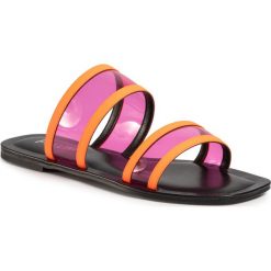 Klapki POLLINI - SA28100C0ARC260A Fuxia/Fluo Aran. Różowe klapki damskie Pollini, bez wzorów, ze skóry ekologicznej, bez obcasa, na obcasie. W wyprzedaży za 409,00 zł.