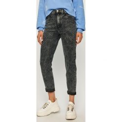 Calvin Klein Jeans - Jeansy Mom. Szare jeansy damskie Calvin Klein Jeans, m, z podwyższonym stanem. Za 449,90 zł.