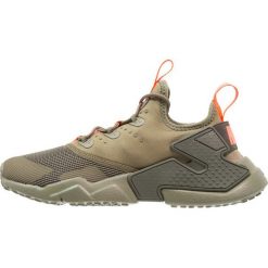 Nike Sportswear HUARACHE RUN DRIFT Tenisówki i Trampki med olive/total crimson/sequoia. Zielone tenisówki męskie marki Nike Sportswear, z materiału. Za 419,00 zł.