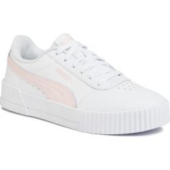 Sneakersy PUMA - Carina L 37032510 White. Białe półbuty damskie Puma, bez wzorów, ze skóry ekologicznej, bez obcasa, na płaskiej podeszwie, bez zapięcia. Za 249,99 zł.