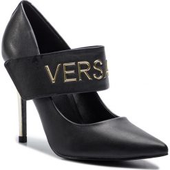 Szpilki VERSACE JEANS - EOVTBS16 70966 899. Czarne półbuty damskie Versace Jeans, z aplikacjami, z jeansu, eleganckie, bez obcasa, na obcasie, bez zapięcia. Za 799,00 zł.